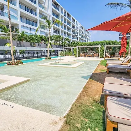 Gorgeous New Next To The Beach Apartment *