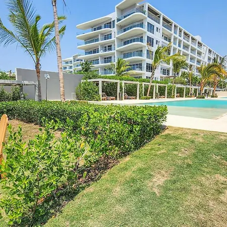 Gorgeous New Next To The Beach Apartment *